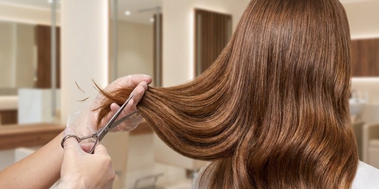 Com que frequência devo cortar o cabelo para que ele cresça saudável?