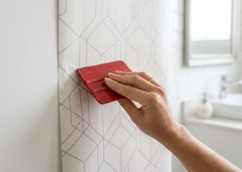 Gastei R$ 60 para aplicar papel de parede no banheiro e o visual ficou moderno sem precisar de reforma