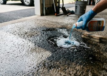 Bicarbonato de sódio não é a solução: o produto de limpeza que pode remover manchas de óleo da sua garagem