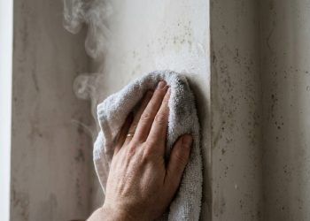 Adeus mofo nas paredes: o truque do pano quente que nossas avós usavam