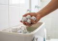 Colocar papel alumínio no vaso sanitário: para que serve e quais os benefícios desse truque curioso