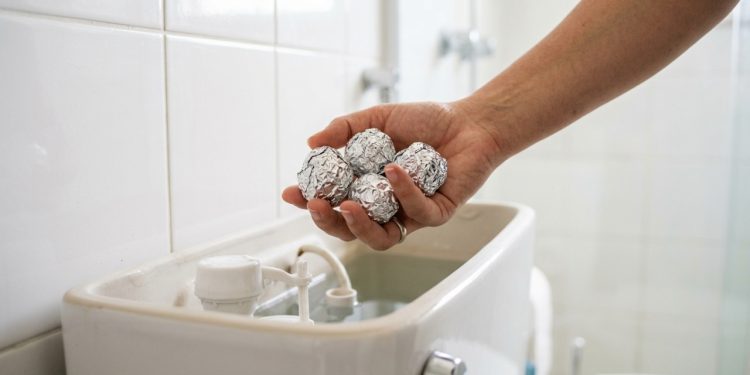 Colocar papel alumínio no vaso sanitário: para que serve e quais os benefícios desse truque curioso