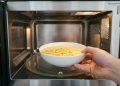 Nem detergente, nem água sanitária: o segredo para limpar o micro-ondas em 1 minuto e sem deixa-lo sem odores