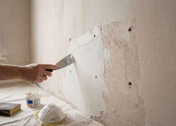 Esse truque simples e barato ajuda a reparar trincas e tapar furos nas paredes da casa
