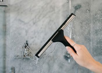 Como limpar uma porta de vidro de box para remover resíduos de sabão e manchas de água dura