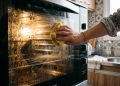 O vidro do forno brilha como espelho: este truque caseiro dá conta até das manchas que parecem impossíveis