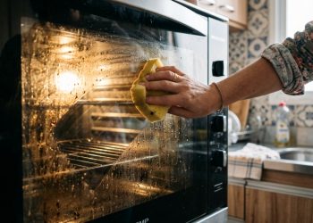 O vidro do forno brilha como espelho: este truque caseiro dá conta até das manchas que parecem impossíveis