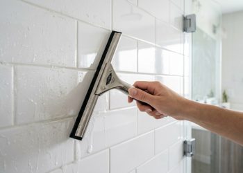 Funcionários da limpeza de hotéis limpam os azulejos do banheiro com esse truque deixando-os brilhantes e sem manchas