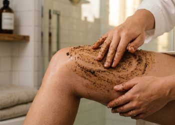 Faça um esfoliante natural com borra de café e conquiste uma pele macia e sem celulite!