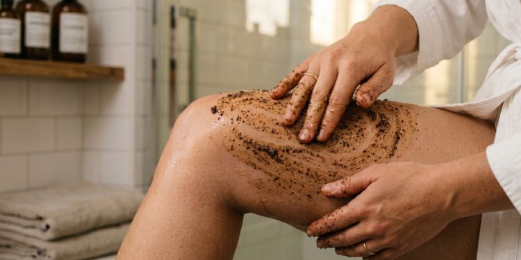 Faça um esfoliante natural com borra de café e conquiste uma pele macia e sem celulite!