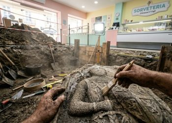 O cavaleiro medieval Lancelot e seu impressionante túmulo de pedra foram encontrados sob uma sorveteria na Polônia.