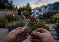 Barreira de fumaça natural: o truque simples para blindar seu terraço contra insetos