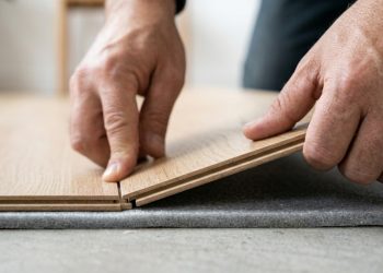 Como instalar piso laminado sobre o piso antigo sem precisar quebrar nada e nem pagar uma fortuna