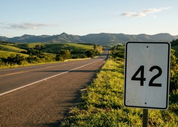 O que significa a placa de trânsito branca com número no centro que confunde motoristas nas rodovias?