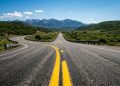 O que significa a faixa amarela contínua no centro da estrada e quando ela vira tracejada?