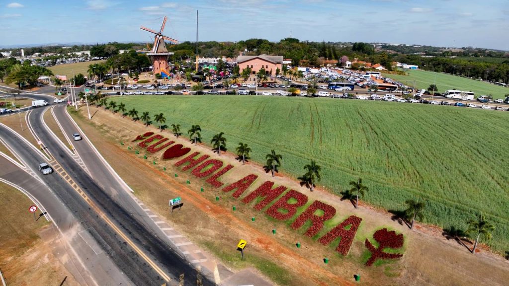 A pequena colônia holandesa a 130 km de São Paulo que impressiona com qualidade de vida europeia, produz 40% das flores do Brasil e sedia a maior exposição floral da América Latina