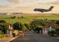 4.702 habitantes e o 1º lugar no Brasil: a cidade paulista onde a Embraer testa aviões na maior pista do Hemisfério Sul