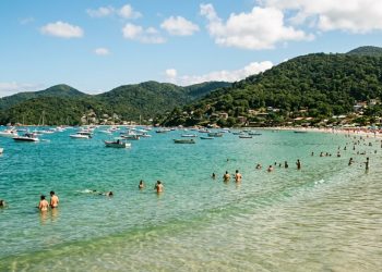 A menor cidade catarinense com 39 praias e 5 selos internacionais: a península de 35 km² tem qualidade de vida que atrai moradores de todo o Brasil