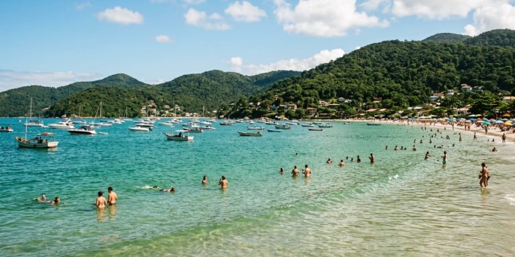 A menor cidade catarinense com 39 praias e 5 selos internacionais: a península de 35 km² tem qualidade de vida que atrai moradores de todo o Brasil