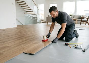 Esse é o valor real que um pedreiro cobra para instalar piso vinílico e renovar o ambiente sem obra pesada