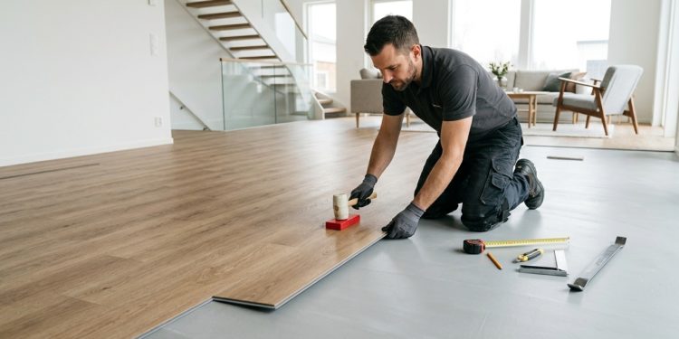 Esse é o valor real que um pedreiro cobra para instalar piso vinílico e renovar o ambiente sem obra pesada