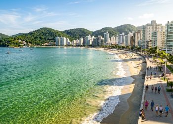 A cidade litorânea com águas verde-esmeralda que cresceu 66% em 12 anos e virou refúgio de quem troca o caos pela orla