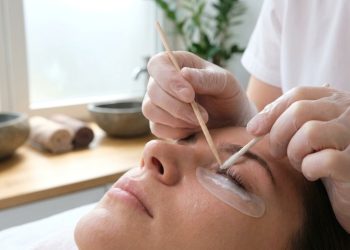 Diga adeus às extensões de cílios sintéticas: esta é a tendência de naturalidade que domina a beleza em 2026