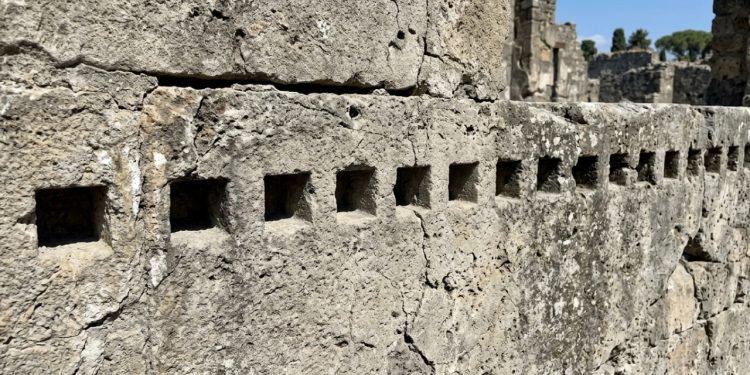 Arqueólogos identificaram nas muralhas de Pompeia a prova física do primeiro armamento automático da história antiga