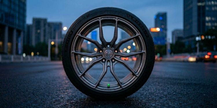 Se você já reparou em uma tampinha de cor verde na válvula das rodas de um carro e ficou curioso sobre o que significa, saiba que não se trata de personalização estética