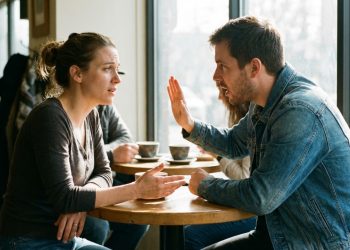 Interromper conversas constantemente tem explicação psicológica e nem sempre é falta de educação