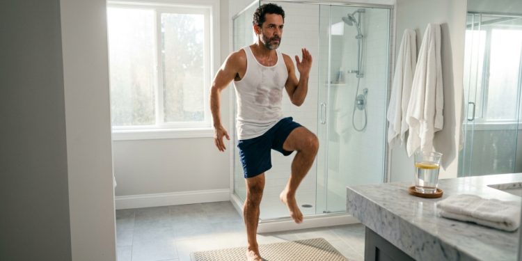1 exercício de 5 minutos antes do banho ativa o metabolismo por até 24 horas, método simples para acelerar a queima de gordura mesmo em rotina corrida