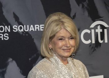 Martha Stewart, aos 84 anos: "Caminho bastante, três vezes por semana faço sessões de Pilates de 45 minutos e duas vezes uso halteres e aparelhos. Uso praticamente os mesmos pesos de sempre, então estou muito forte”