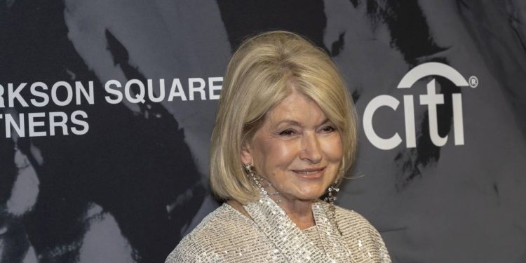 Martha Stewart, aos 84 anos: "Caminho bastante, três vezes por semana faço sessões de Pilates de 45 minutos e duas vezes uso halteres e aparelhos. Uso praticamente os mesmos pesos de sempre, então estou muito forte”