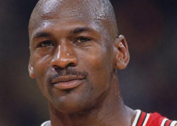 Frase do dia de Michael Jordan sobre persistência: "Eu consigo aceitar o fracasso. Todo mundo fracassa em alguma coisa. Mas eu não consigo aceitar não tentar."