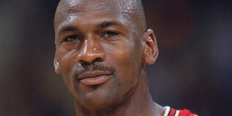 Frase do dia de Michael Jordan sobre persistência: "Eu consigo aceitar o fracasso. Todo mundo fracassa em alguma coisa. Mas eu não consigo aceitar não tentar."