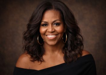 Citação de Michelle Obama sobre não desistir: "Fracassar é parte crucial do sucesso. Toda vez que você fracassa e se recupera, você exercita perseverança que é a chave da vida. Sua força está na habilidade de se recompor"