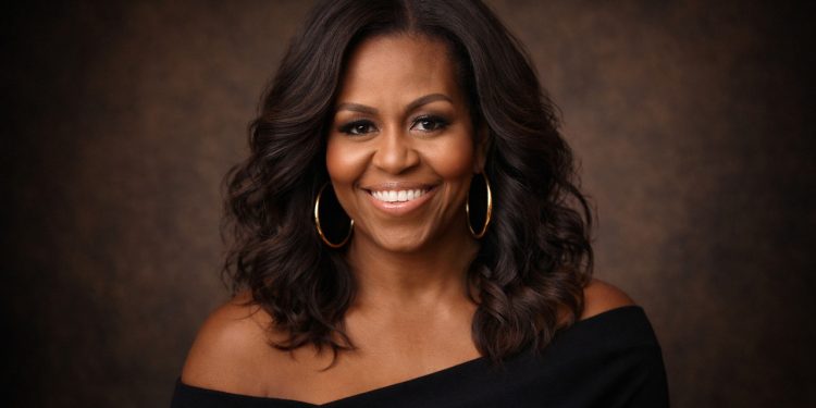 Citação de Michelle Obama sobre não desistir: "Fracassar é parte crucial do sucesso. Toda vez que você fracassa e se recupera, você exercita perseverança que é a chave da vida. Sua força está na habilidade de se recompor"