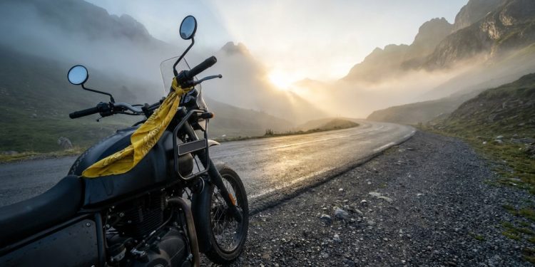 Nas estradas, um detalhe tão simples quanto um pano amarelo amarrado no guidão de uma moto pode fazer a diferença em uma situação de emergência