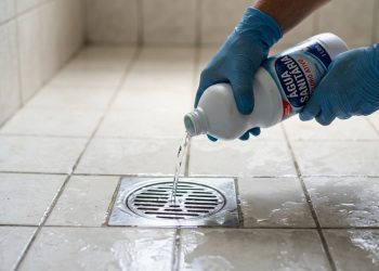 Derramar água sanitária no ralo do banheiro: por que recomendam e para que serve