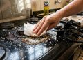 Aplique sal grosso e papel toalha na gordura do fogão: por que isso é recomendado e para que serve