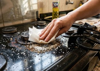 Aplique sal grosso e papel toalha na gordura do fogão: por que isso é recomendado e para que serve