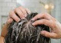 Como aplicar shampoo em cabelos oleosos para remover o máximo de oleosidade sem danifica-los