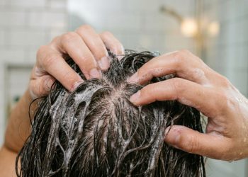 Como aplicar shampoo em cabelos oleosos para remover o máximo de oleosidade sem danifica-los