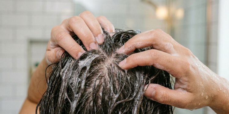 Como aplicar shampoo em cabelos oleosos para remover o máximo de oleosidade sem danifica-los