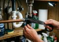 Colar fita isolante nas tubulações da sua casa: por que os encanadores recomendam e quando você deve experimentar