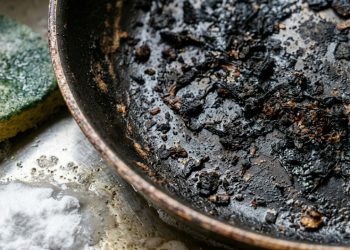Evite esfregar com força. Os truques mais fáceis para limpar uma frigideira queimada