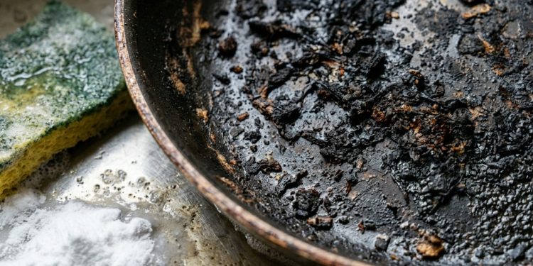 Evite esfregar com força. Os truques mais fáceis para limpar uma frigideira queimada