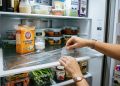 Aplique bicarbonato de sódio e plástico filme nas prateleiras da geladeira: por que isso é recomendado e para que serve