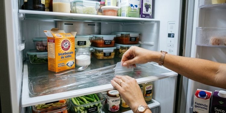 Aplique bicarbonato de sódio e plástico filme nas prateleiras da geladeira: por que isso é recomendado e para que serve