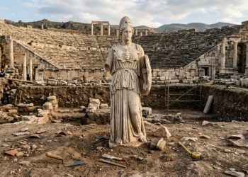 Uma belíssima estatua de mármore de 2 metros de altura da deusa grega Atena é descoberta na Turquia